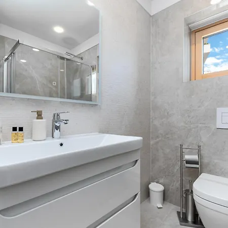 Luxury Adria Makarska - Sea & Mountain View, Whirlpool And Private Parking * Makarská